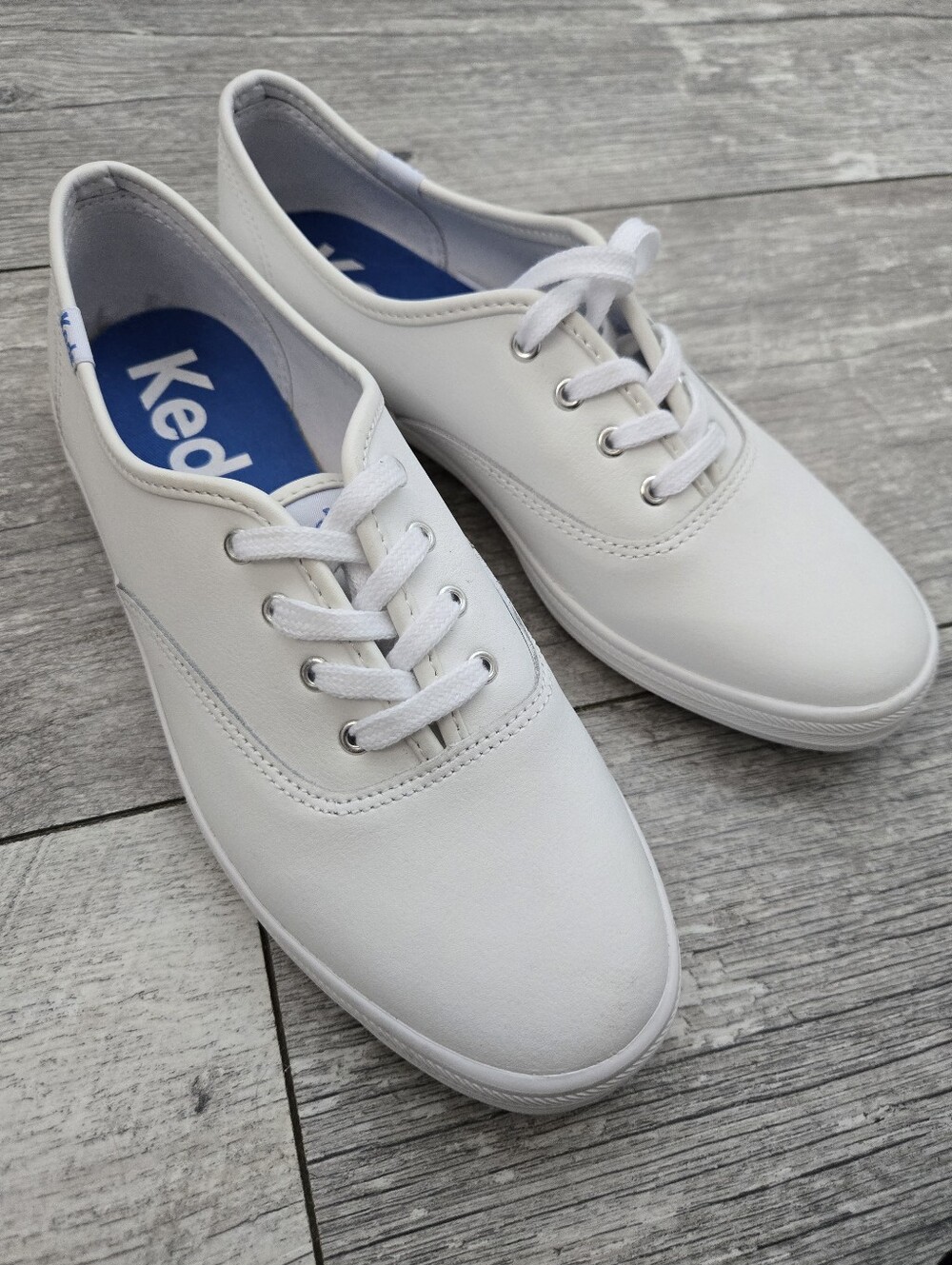 8 Wide Women's Champion Originals Leather Medium/Wide Sneaker Size 8 Wide - Picture 3 of 11
